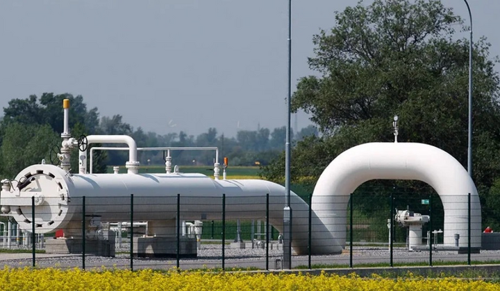 Австрийские полицейские осматривают газовые баллоны