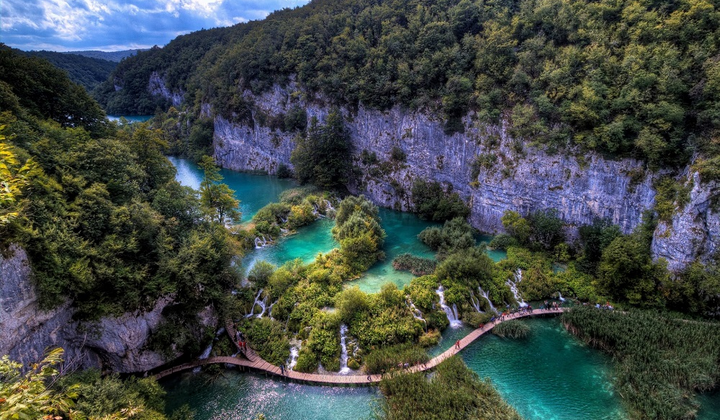 Туристы в Хорватии на фоне гор