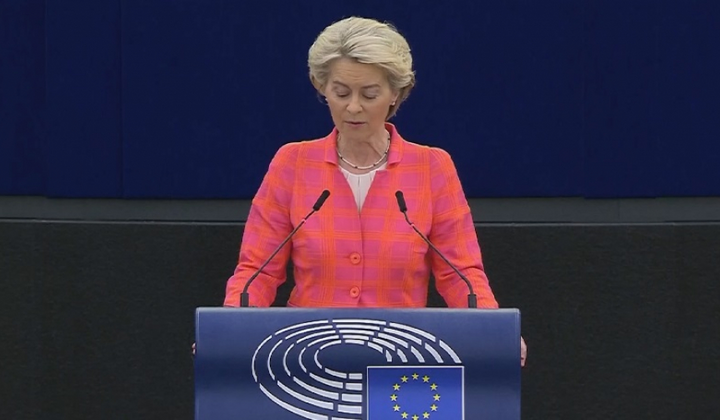 Слово Україні написане червоним на фоні російського прапору