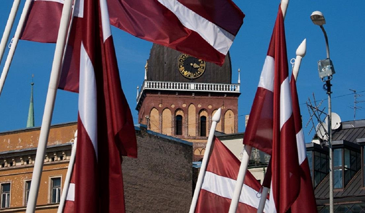 Прапор Латвії та Росії на кордоні