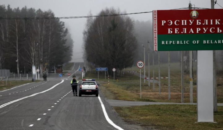 Сотні мігрантів з Білорусі штурмують польський кордон