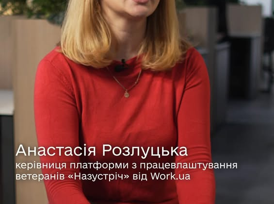 Человек с инвалидностью занимается работой на платформе