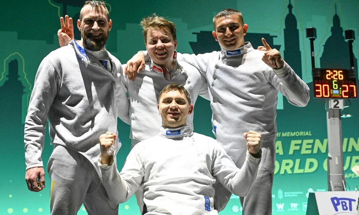 Українські парафехтувальники на п'єдесталі з медалями