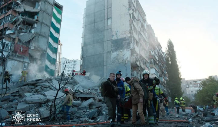 Пожежника допомагають під час рятувальної операції