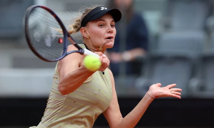 Ukrainian tennis player Yastremska with trophy