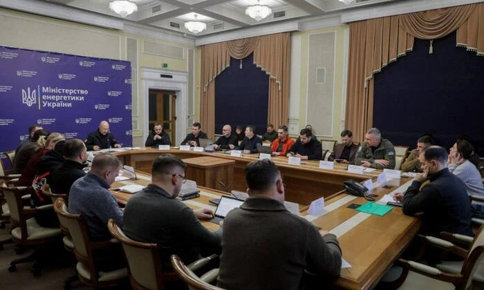 Жінка включає вимикач в квартирі