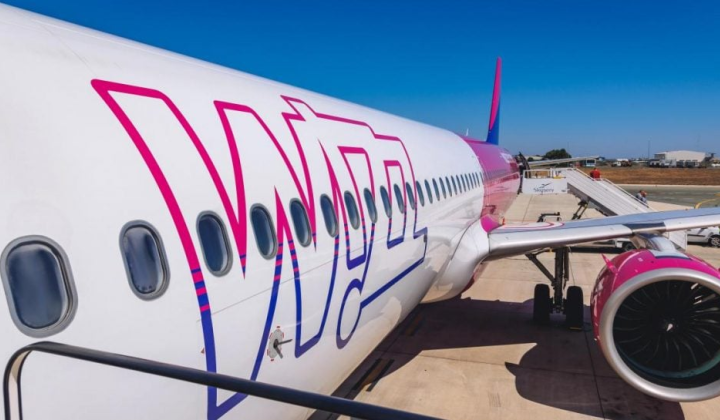 Passengers waiting due to crack on the aircraft window
