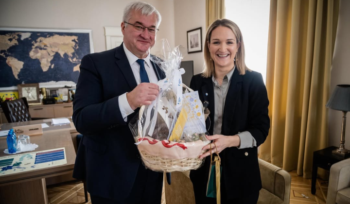 Easter baskets with symbols for partners