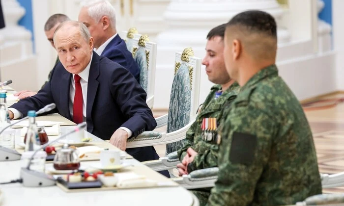 Портрет Путина на фоне флагов