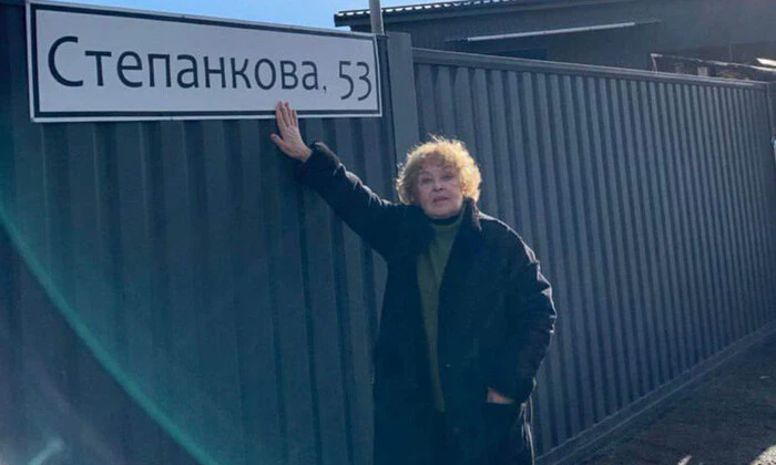 Ada Rogovtseva near the sculpture of a man