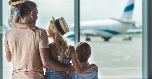 Изображение пассажирского самолета с детьми на борту