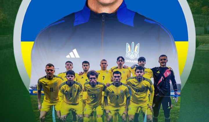 Флаг Украины на фоне футбольного поля