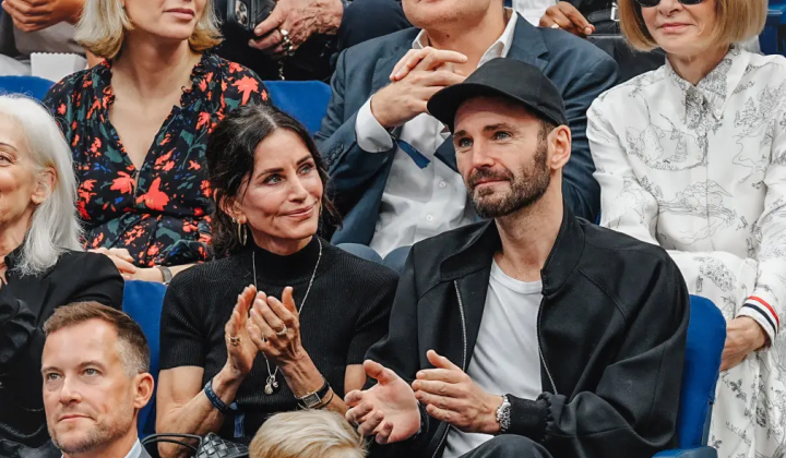 Courteney Cox dining with a friend