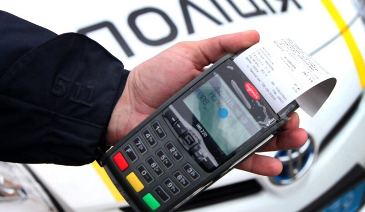 Український автомобільний інспектор фіксує порушення ПДР