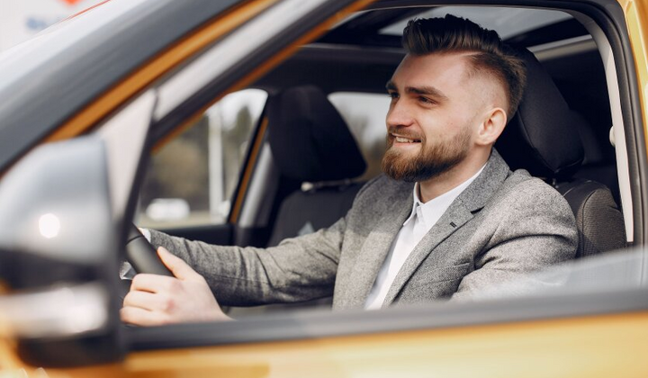 Водитель меняет фары в автомобиле