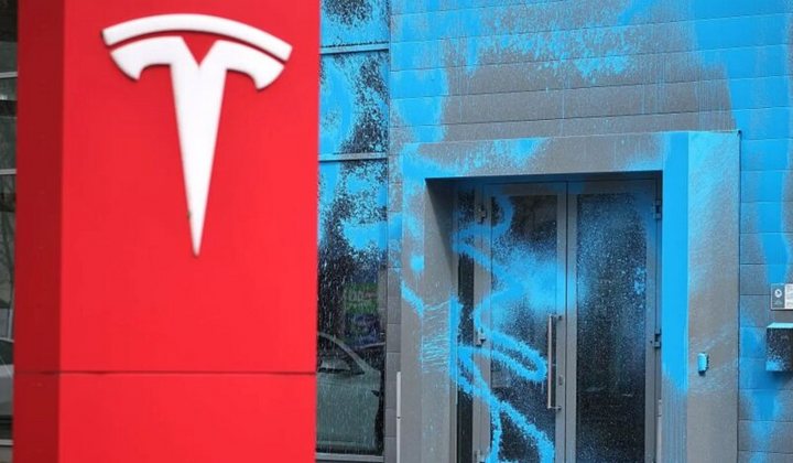 Маск і Трамп на фоні Tesla