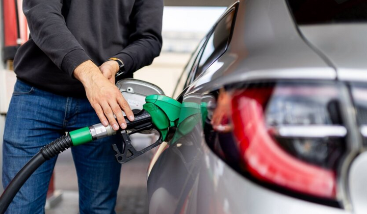 Важливе правило на АЗС: що робити перед заправкою