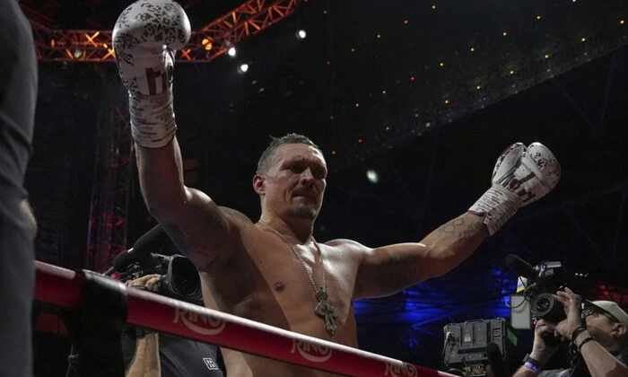 Український боксер Олександр Усик на прес-конференції