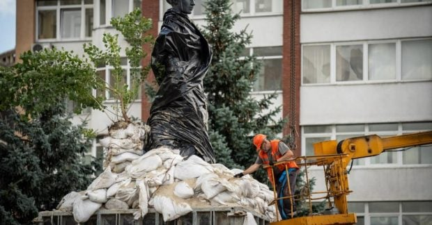 Dismantling protective structures on monuments