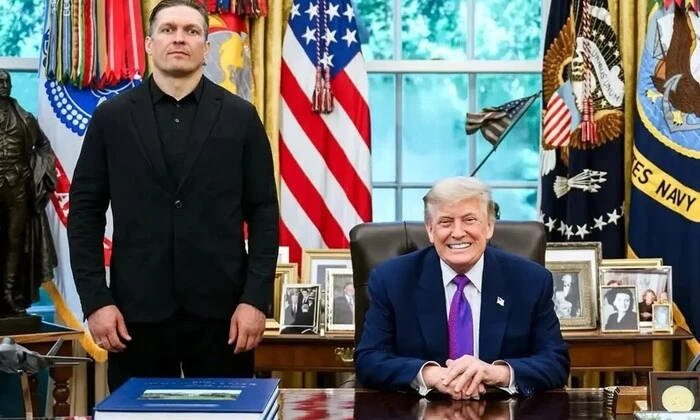 Усик стоїть поруч з Трампом