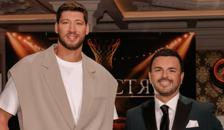 Contestant of «The Bachelor» with a live chicken