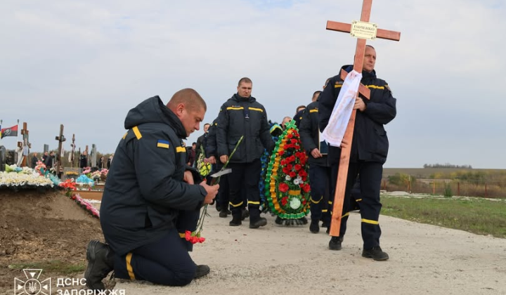 Запорожские спасатели простились с капитаном Ильченко и сержантом Ханатом, погибшими после обстрела