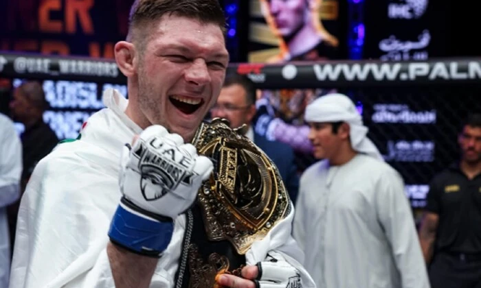 Український боєць з чемпіонським поясом UAE Warriors