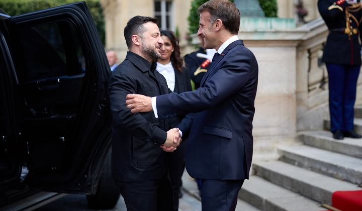 Zelensky presenting order to Macron