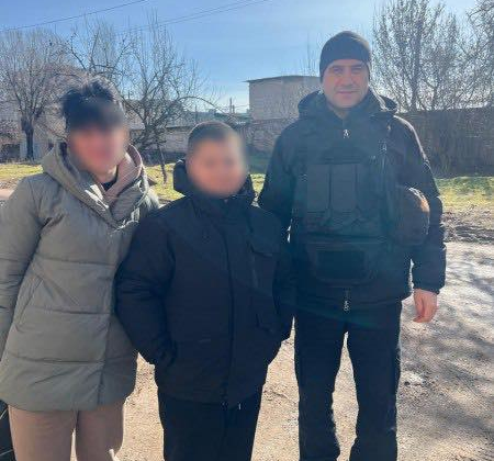 Evacuation from Kherson region: police rescue mother with child