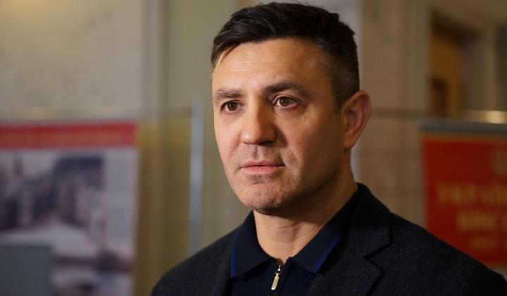Особистий помічник депутата Тищенко дивиться на бюджет України