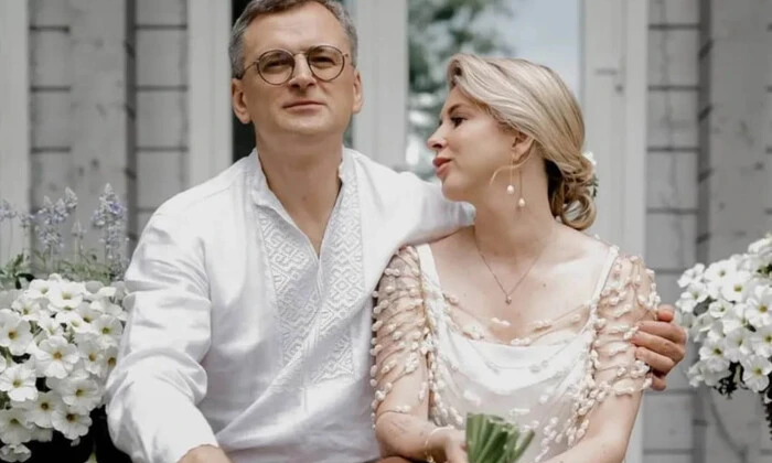 Дмитро Кулеба та Світлана Павелецька підписались онлайн у Дії