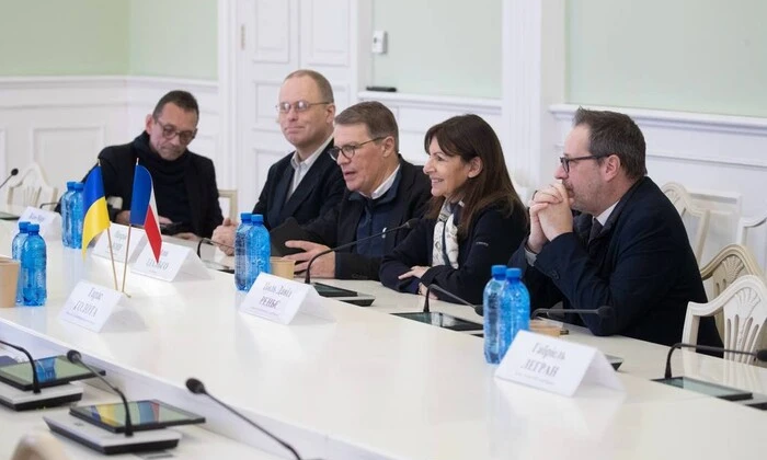 Відправка 8 генераторів з Парижа до Києва