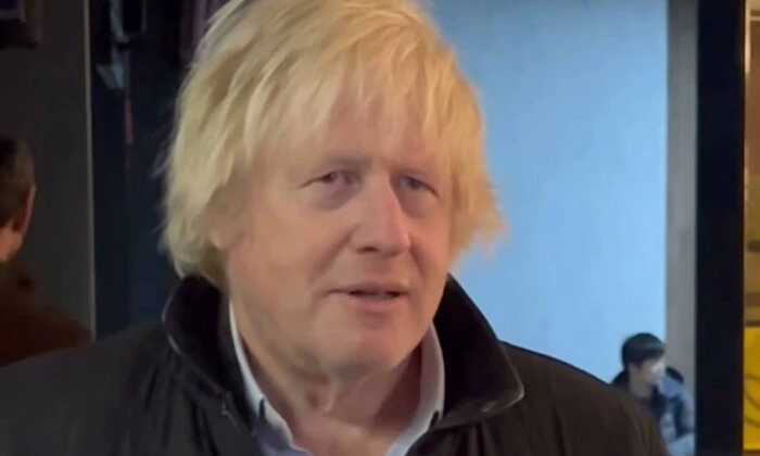 Boris Johnson sings on stage
