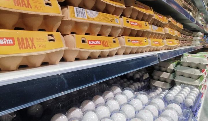 Яйця в корзині з прайсами