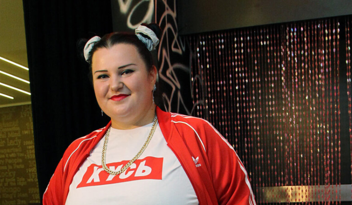 Cпевачка Alyona Alyona в памперсе и с пустышкой