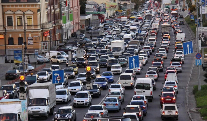 Водійське посвідчення на фоні часпіку