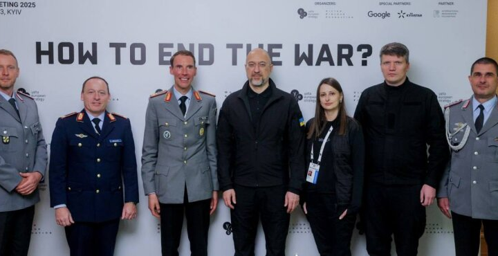 Логотип Украина-Германия на фоне оружия