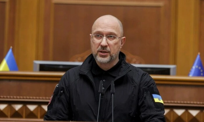 Логотипы Укрзалізницы и Нафтогаза