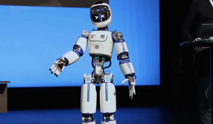 An International Team Built a Humanoid Robot That Adjusts to Human Motions in Real Time