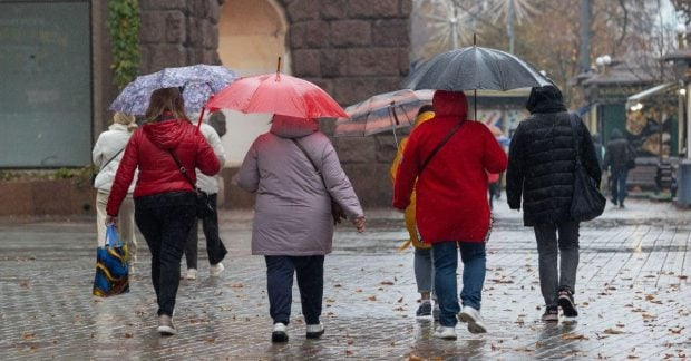 Хмарна погода з дощами в Україні