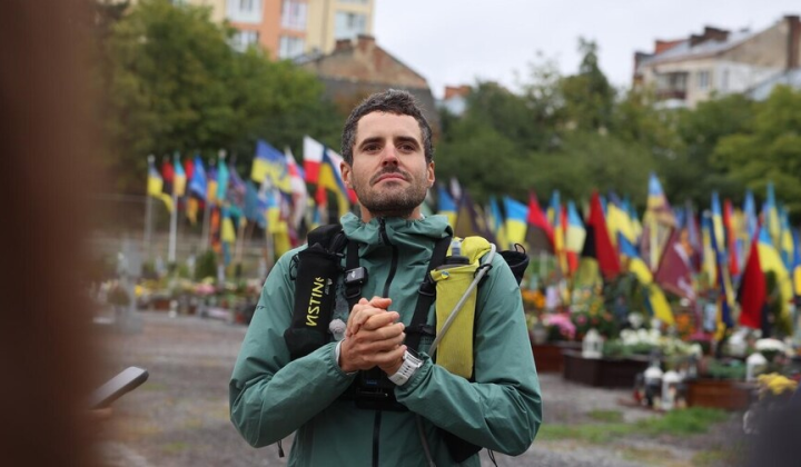 Швейцарський ультрамарафонець підтримує Україну зі своєю подорожжю