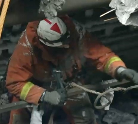 EMERCOM high-altitude workers restore light in frost and wind