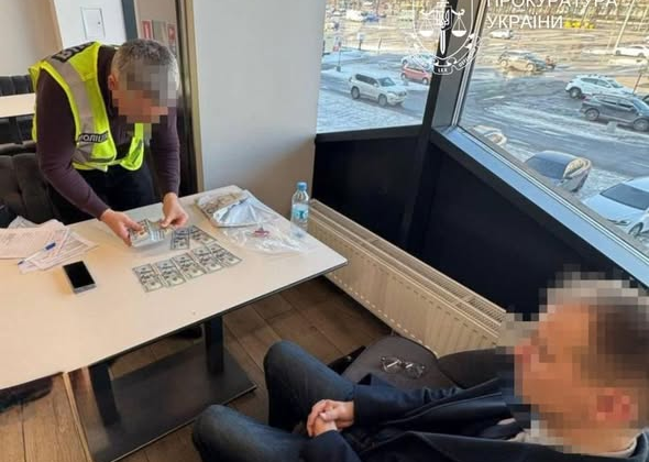 Адвоката будут судить за попытку снять клиента с учета за $25 000: при задержании найдены гранаты