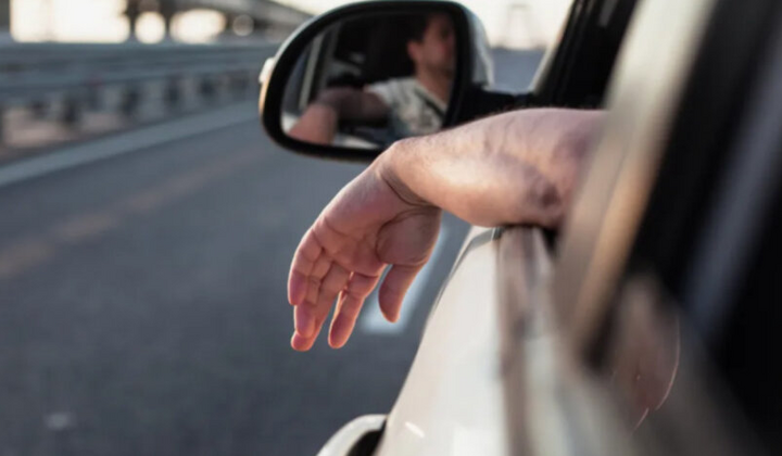 Намисто на дзеркалі - не дозволено поліції