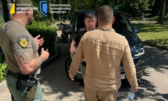 Експрокурори Кіровоградщини на хабарі Tesla