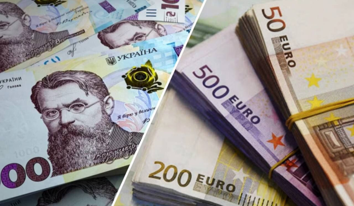 Гроші в євро на фоні прапору України