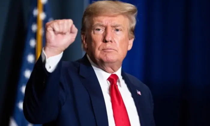 голова Трампа на фоні миру