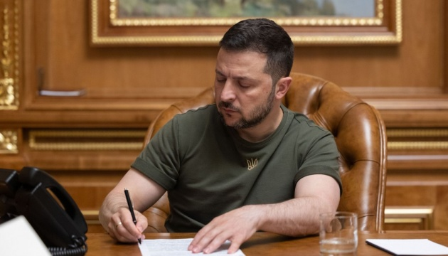 Зеленский подписал закон о новых зарплатах