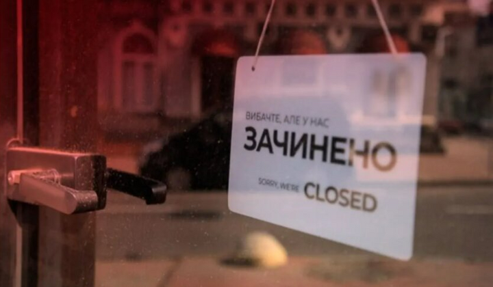 Группа молодых людей в аэропорту