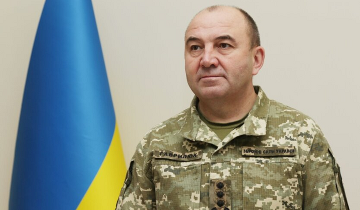 Военные разговаривают на фоне военного автобуса